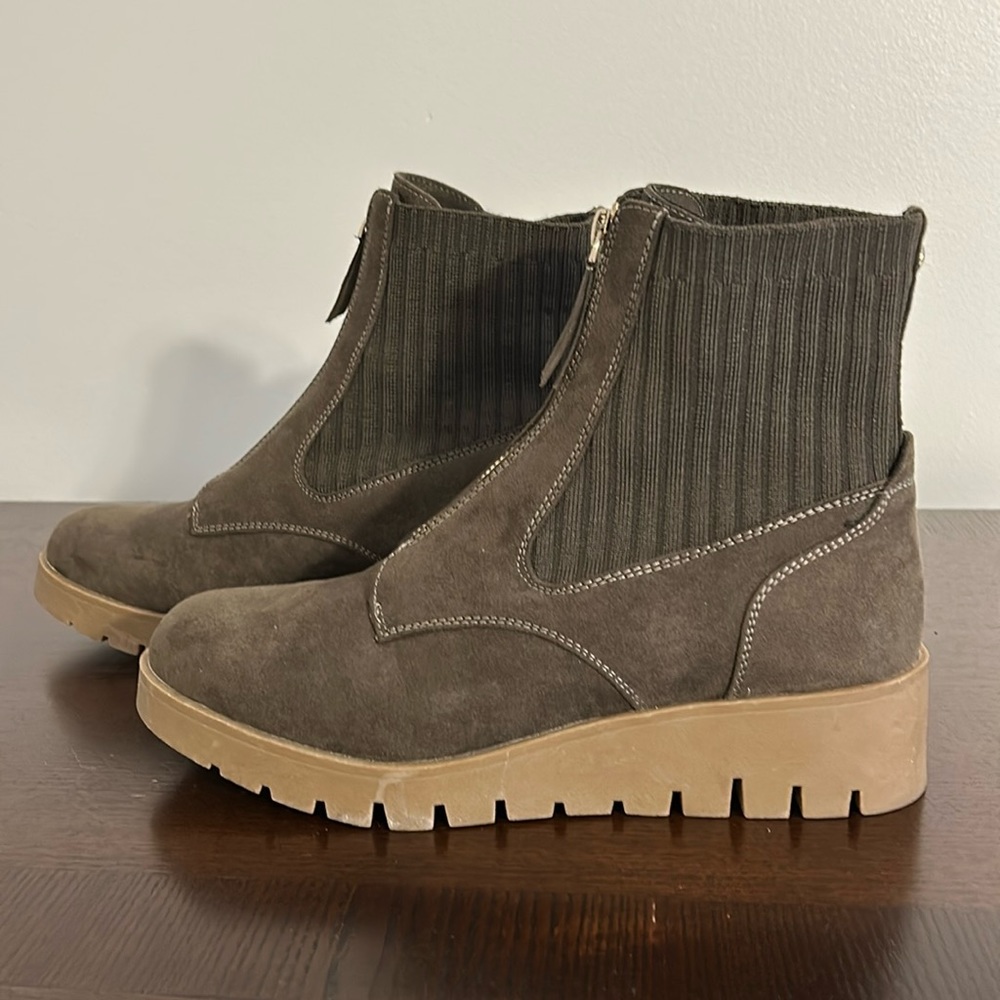 Women’s Anne Klein Olive Boots Size 9 US